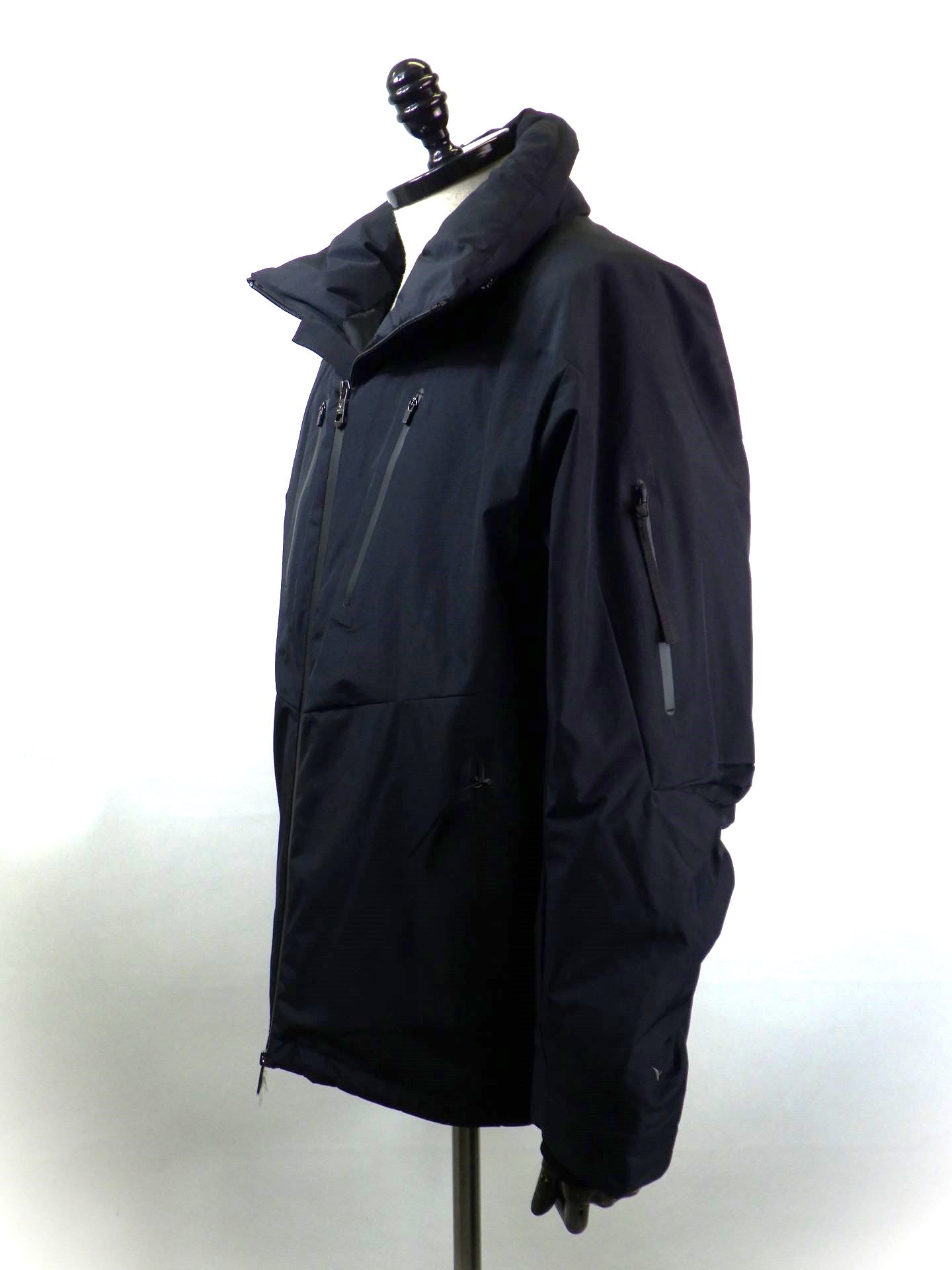 1PIU1UGUALE3 RELAX　スタンドネックダウンジャケットブルゾン WINDSTOPPER プロダクト by GORE-TEX LABS　USO-25132-BK