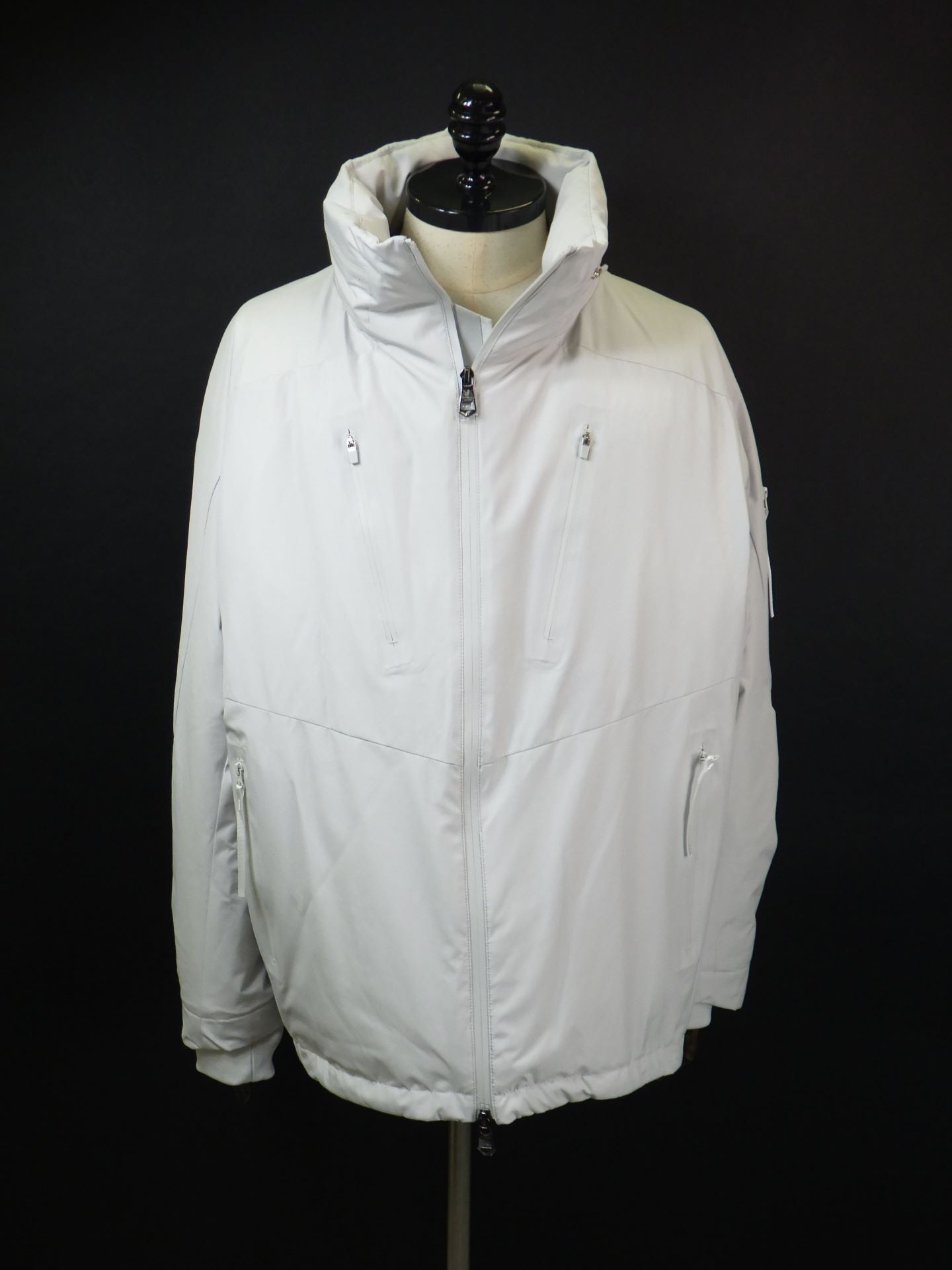 1PIU1UGUALE3 RELAX　スタンドネックダウンジャケットブルゾン WINDSTOPPER プロダクト by GORE-TEX LABS　USO-25132-WH