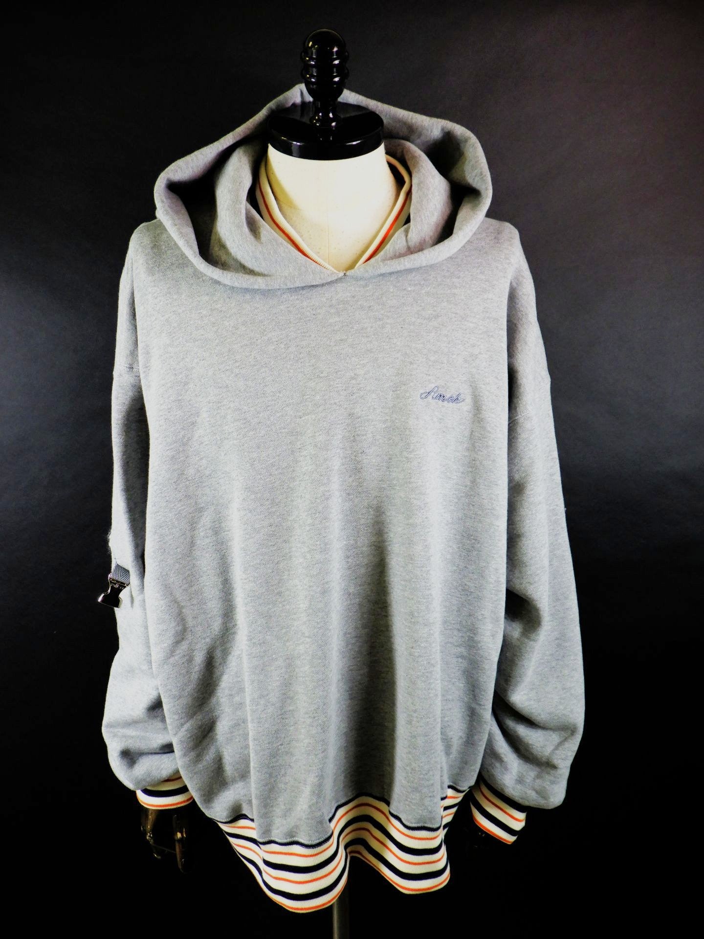 amok　ネッククロススウェットシャツ　261036-GRY