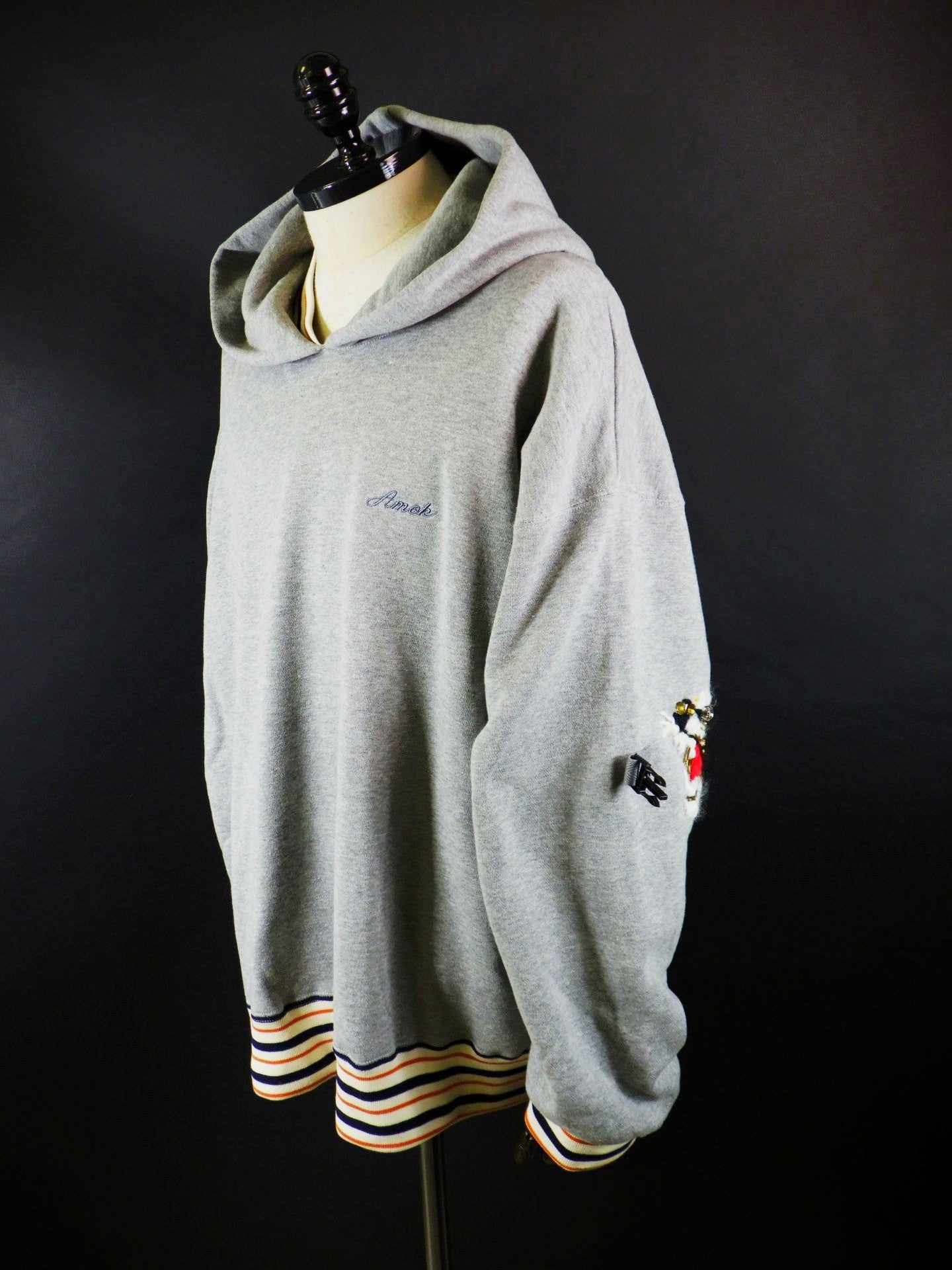amok　ネッククロススウェットシャツ　261036-GRY