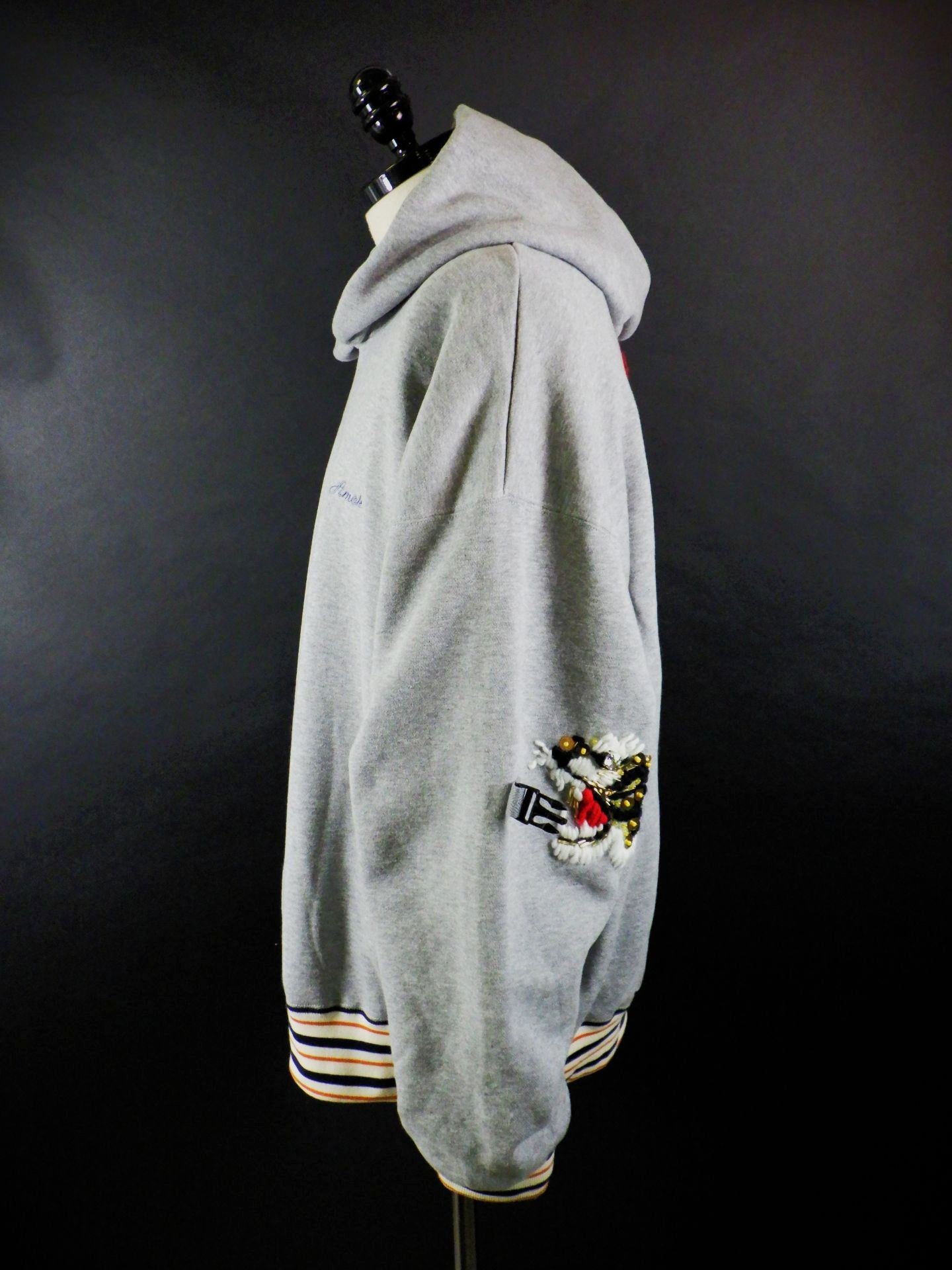 amok　ネッククロススウェットシャツ　261036-GRY