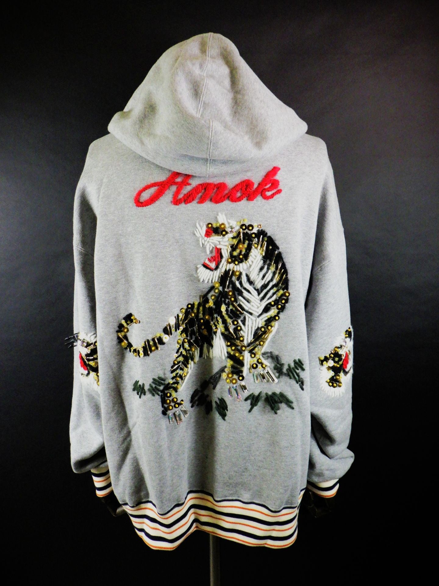 amok　ネッククロススウェットシャツ　261036-GRY