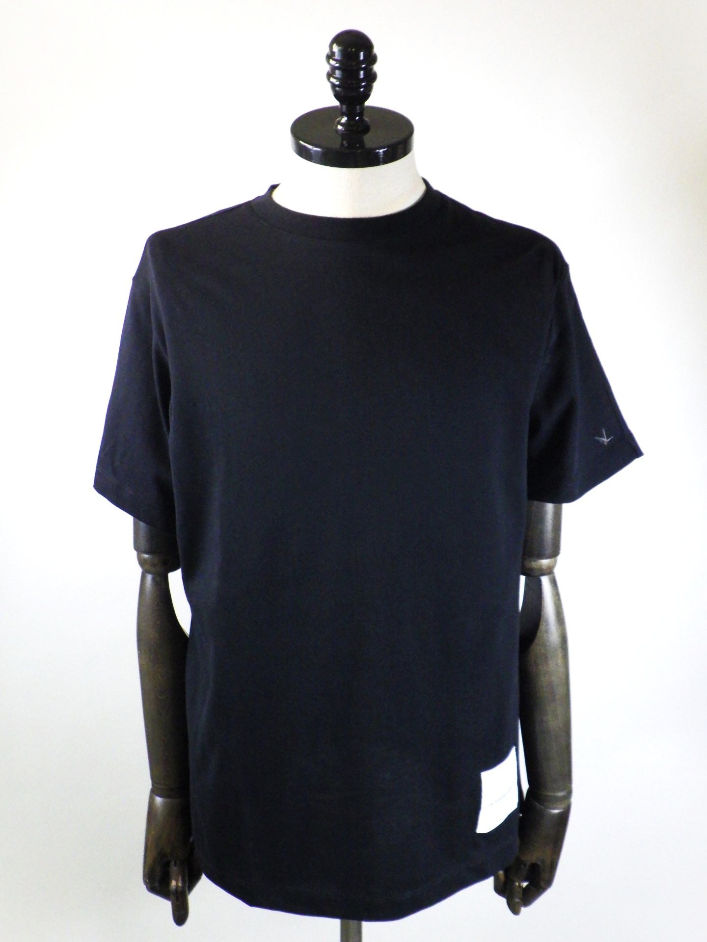 1PIU1UGUALE3 RELAX　ネームパッチ半袖Tシャツ　UST-26085-BK