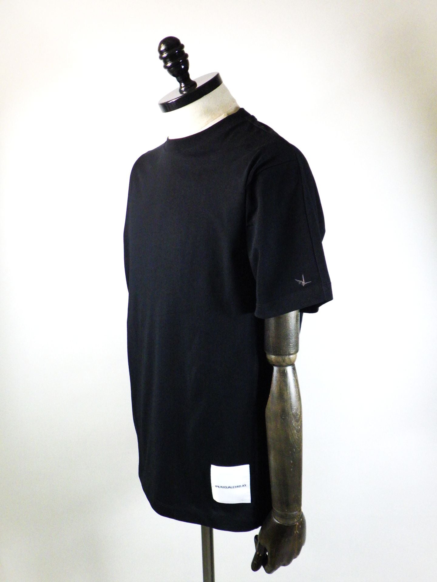 1PIU1UGUALE3 RELAX　ネームパッチ半袖Tシャツ　UST-26085-BK