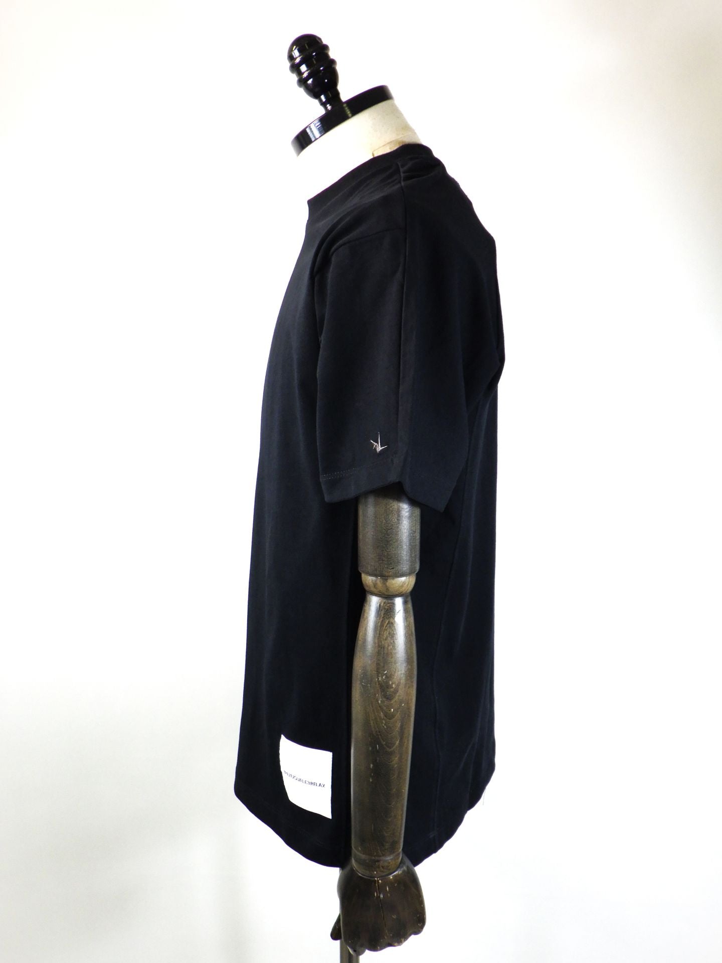 1PIU1UGUALE3 RELAX　ネームパッチ半袖Tシャツ　UST-26085-BK