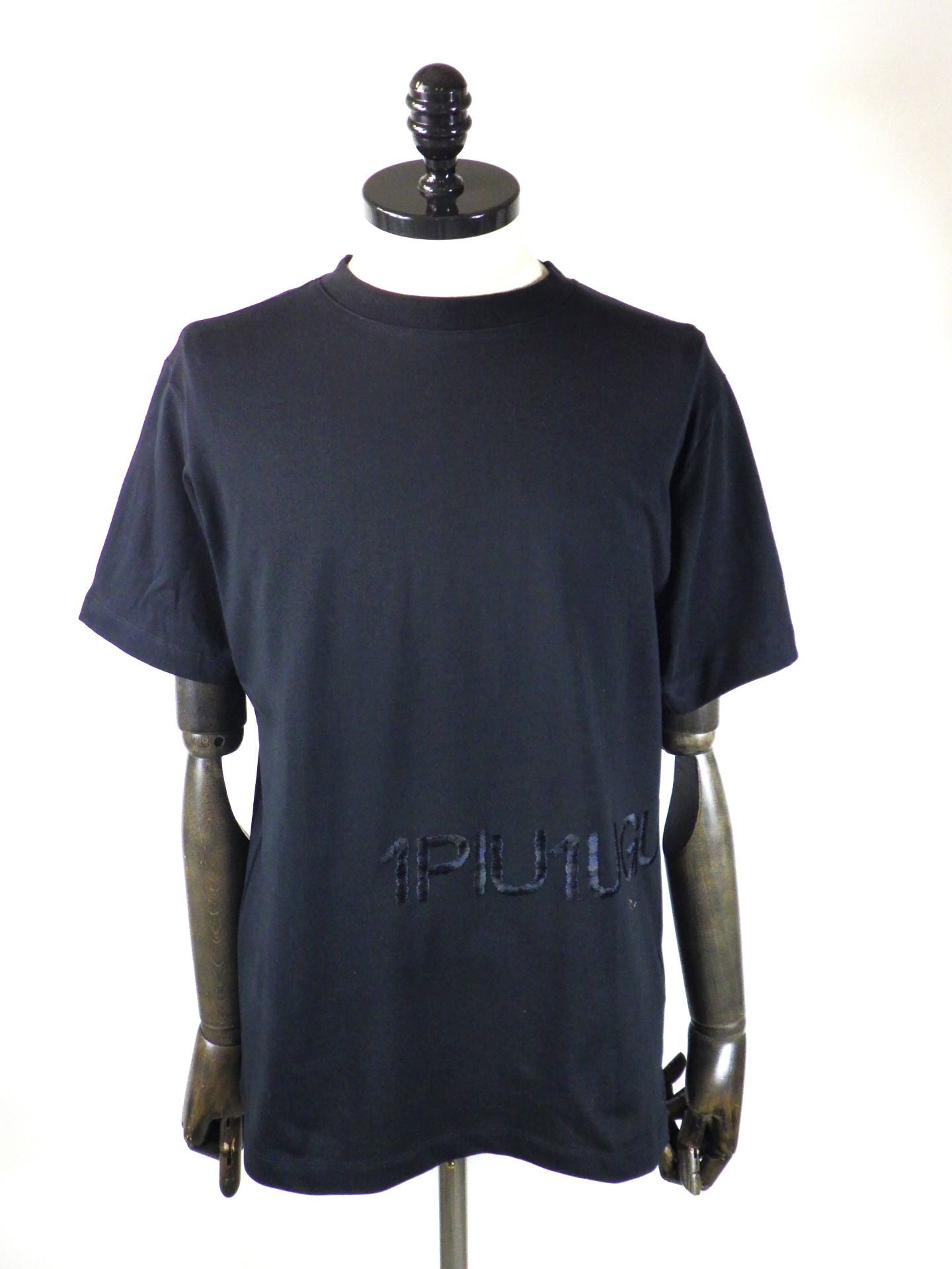 1PIU1UGUALE3 RELAX　ハンドライクエンボスロゴ半袖Tシャツ　UST-26083-BK