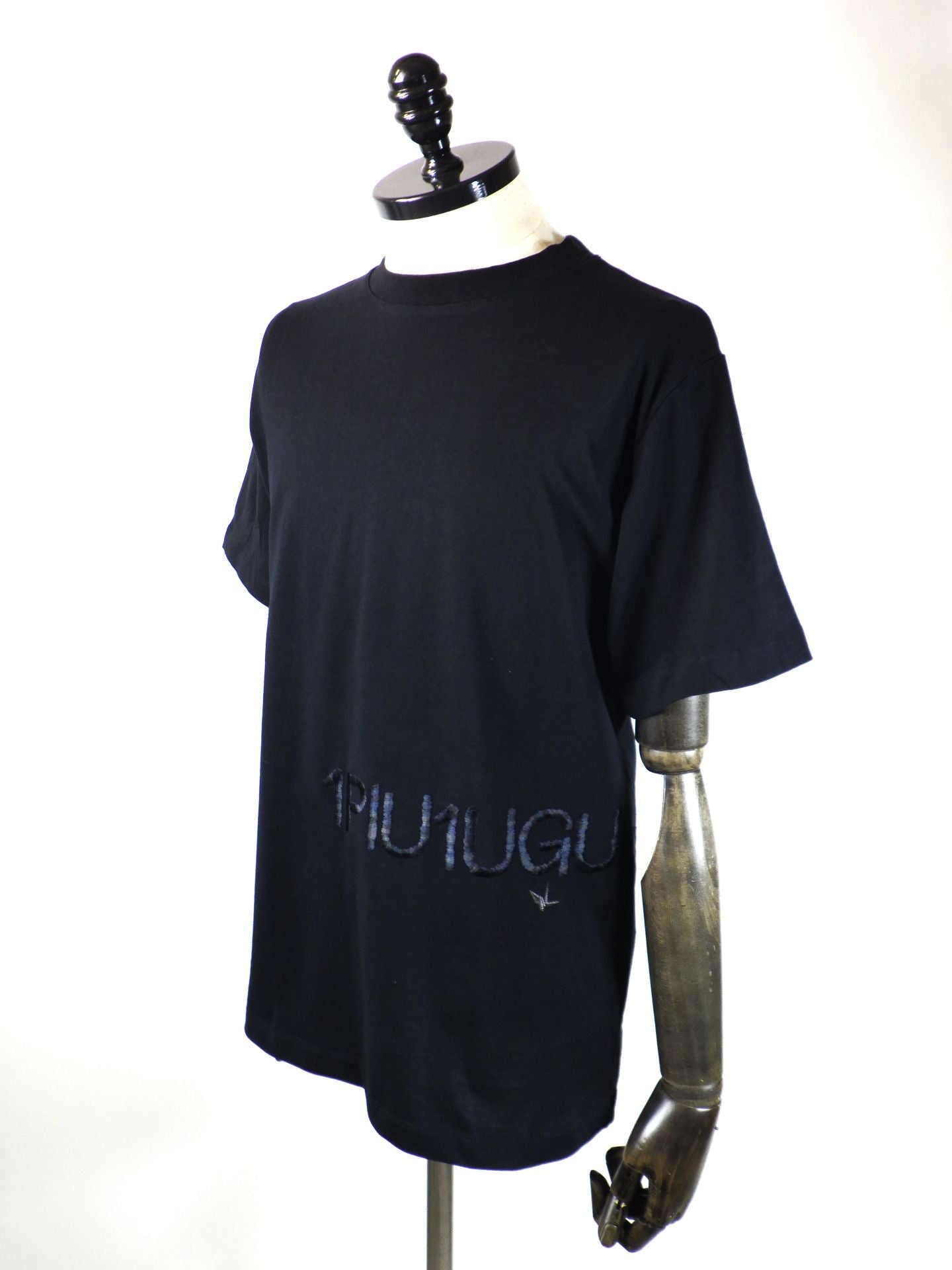 1PIU1UGUALE3 RELAX　ハンドライクエンボスロゴ半袖Tシャツ　UST-26083-BK