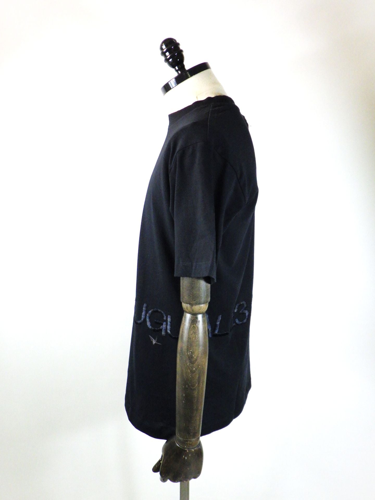 1PIU1UGUALE3 RELAX　ハンドライクエンボスロゴ半袖Tシャツ　UST-26083-BK