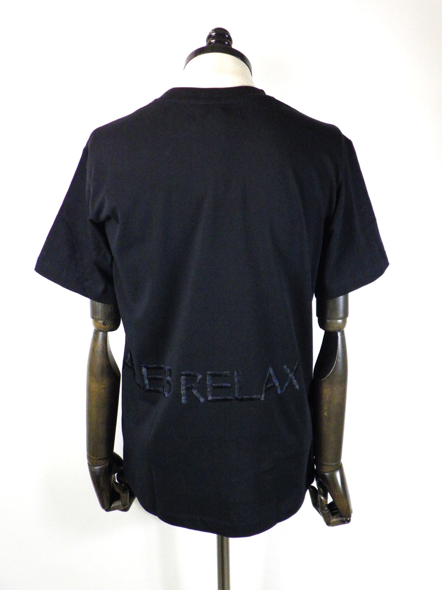 1PIU1UGUALE3 RELAX　ハンドライクエンボスロゴ半袖Tシャツ　UST-26083-BK