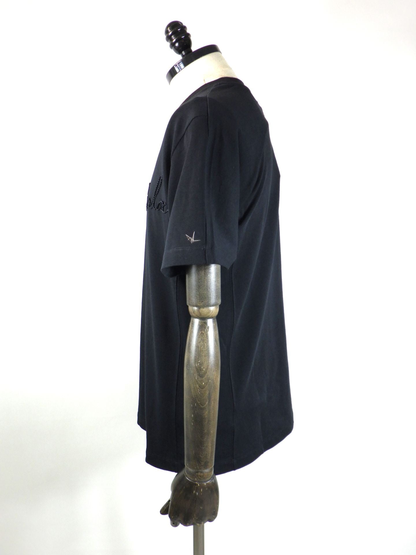 1PIU1UGUALE3 RELAX　ロープ刺繍ロゴ半袖Tシャツ　UST-26076-BK