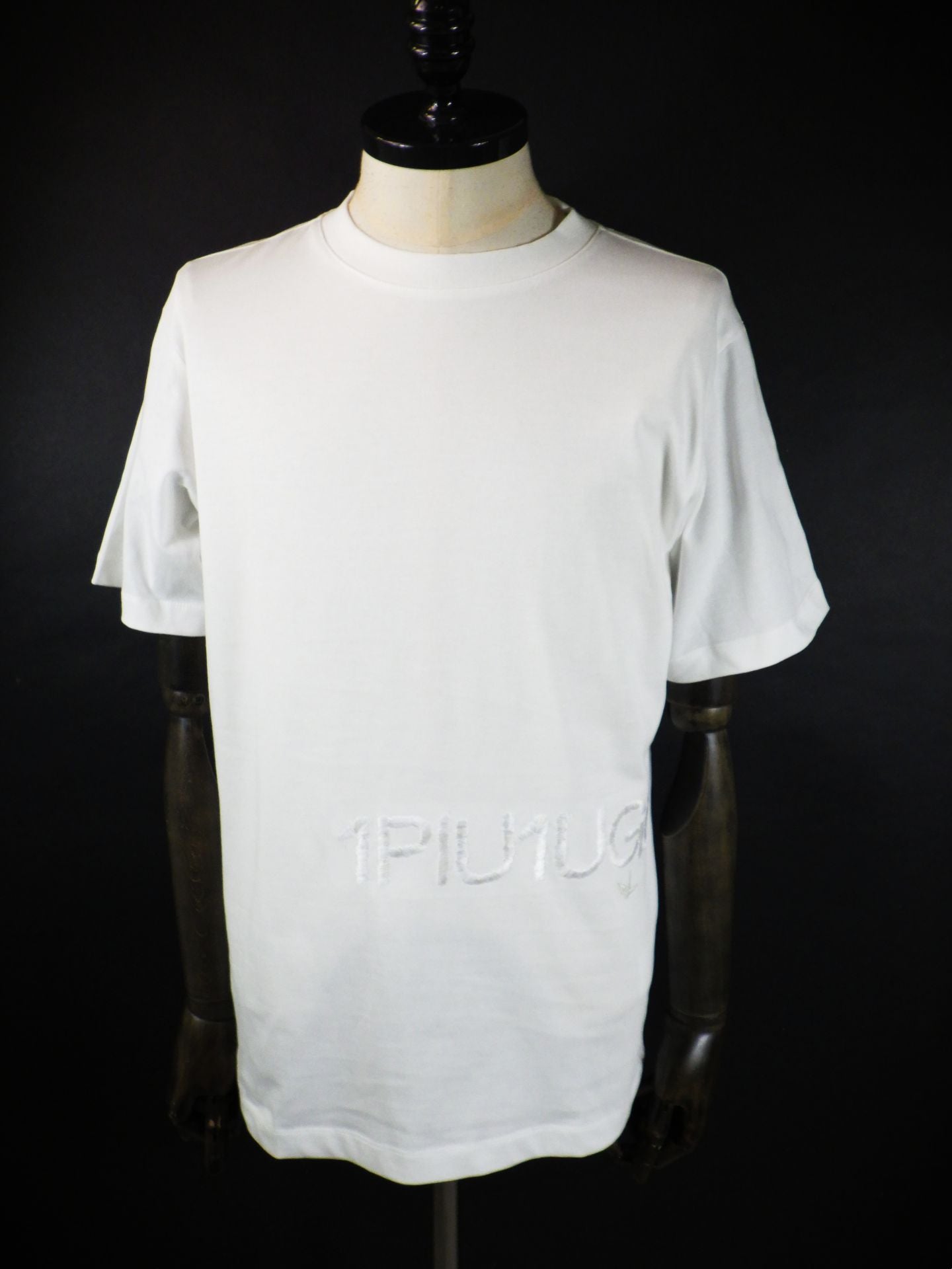 1PIU1UGUALE3 RELAX　ハンドライクエンボスロゴ半袖Tシャツ　UST-26083-WH