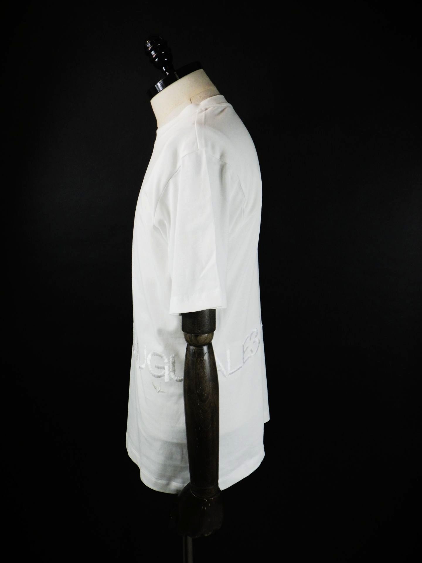 1PIU1UGUALE3 RELAX　ハンドライクエンボスロゴ半袖Tシャツ　UST-26083-WH