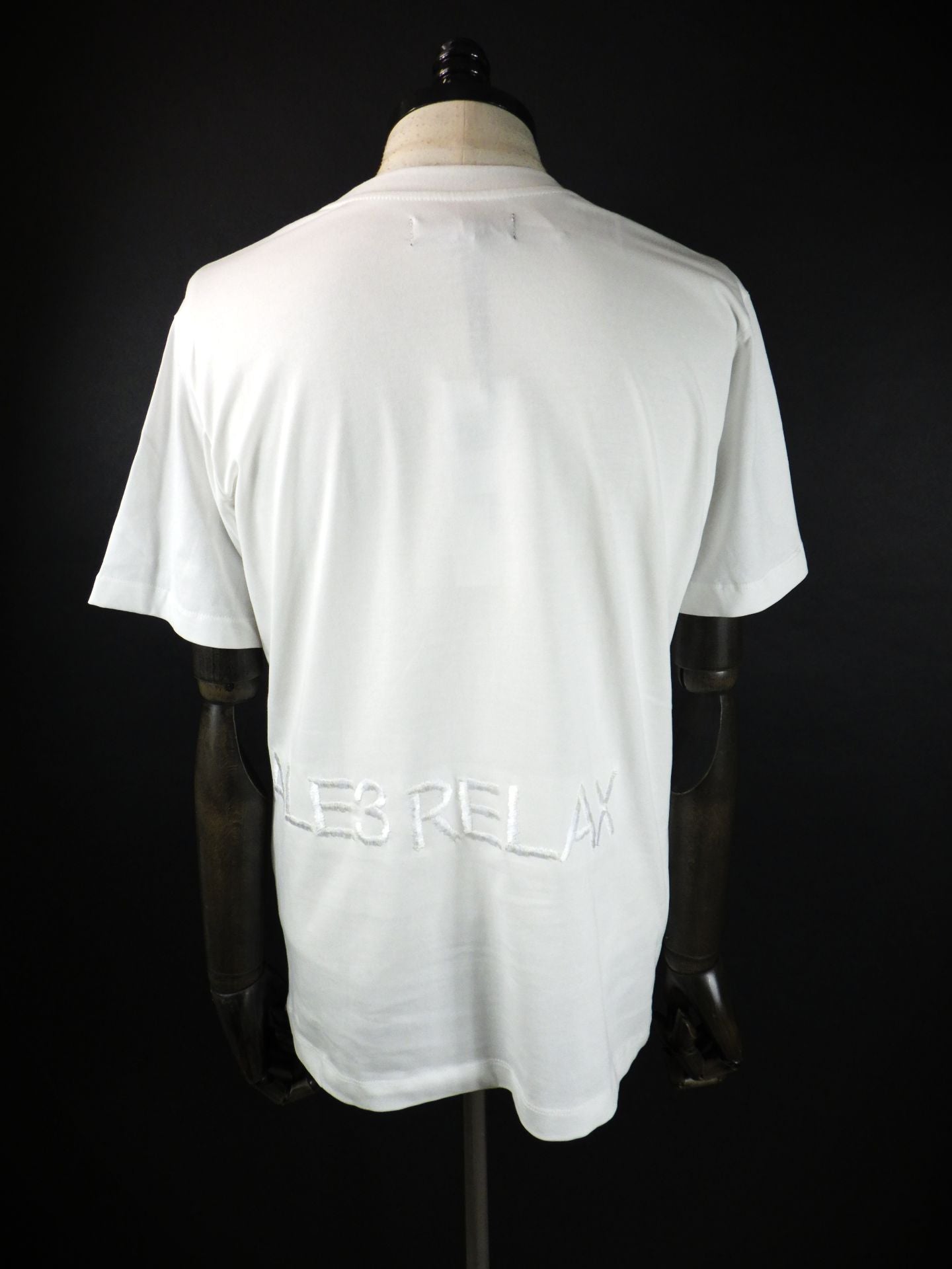 1PIU1UGUALE3 RELAX　ハンドライクエンボスロゴ半袖Tシャツ　UST-26083-WH