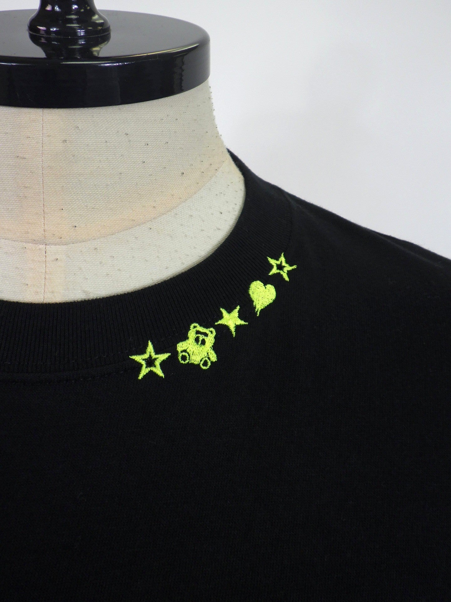 STUD MUFFIN　コットン天竺ワンポイント刺繡SSシャツ　614-02886-BK×YEL