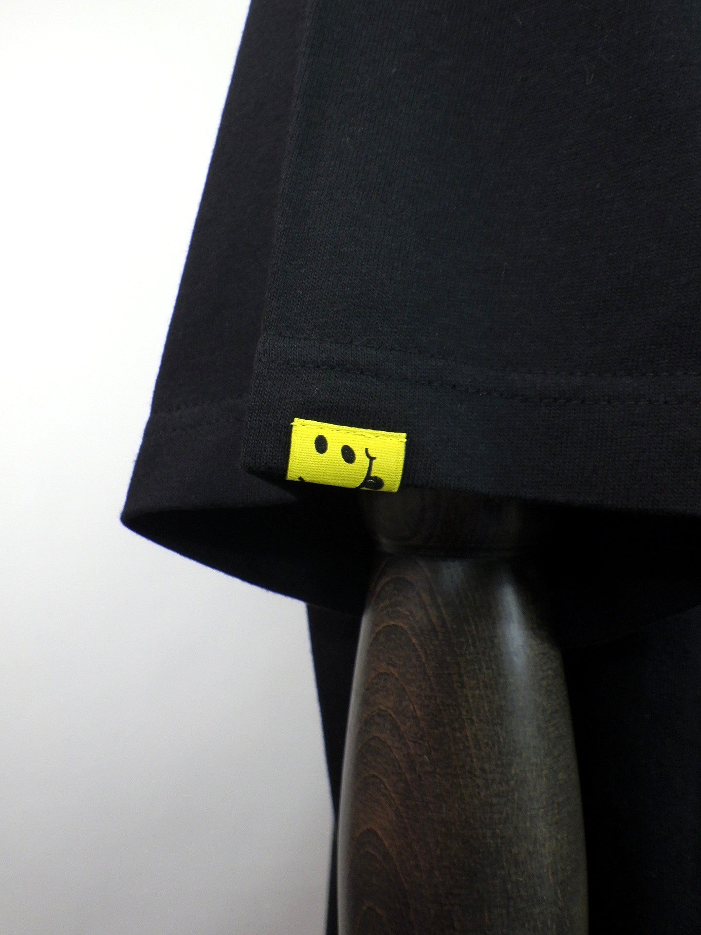 STUD MUFFIN　コットン天竺ワンポイント刺繡SSシャツ　614-02886-BK×YEL