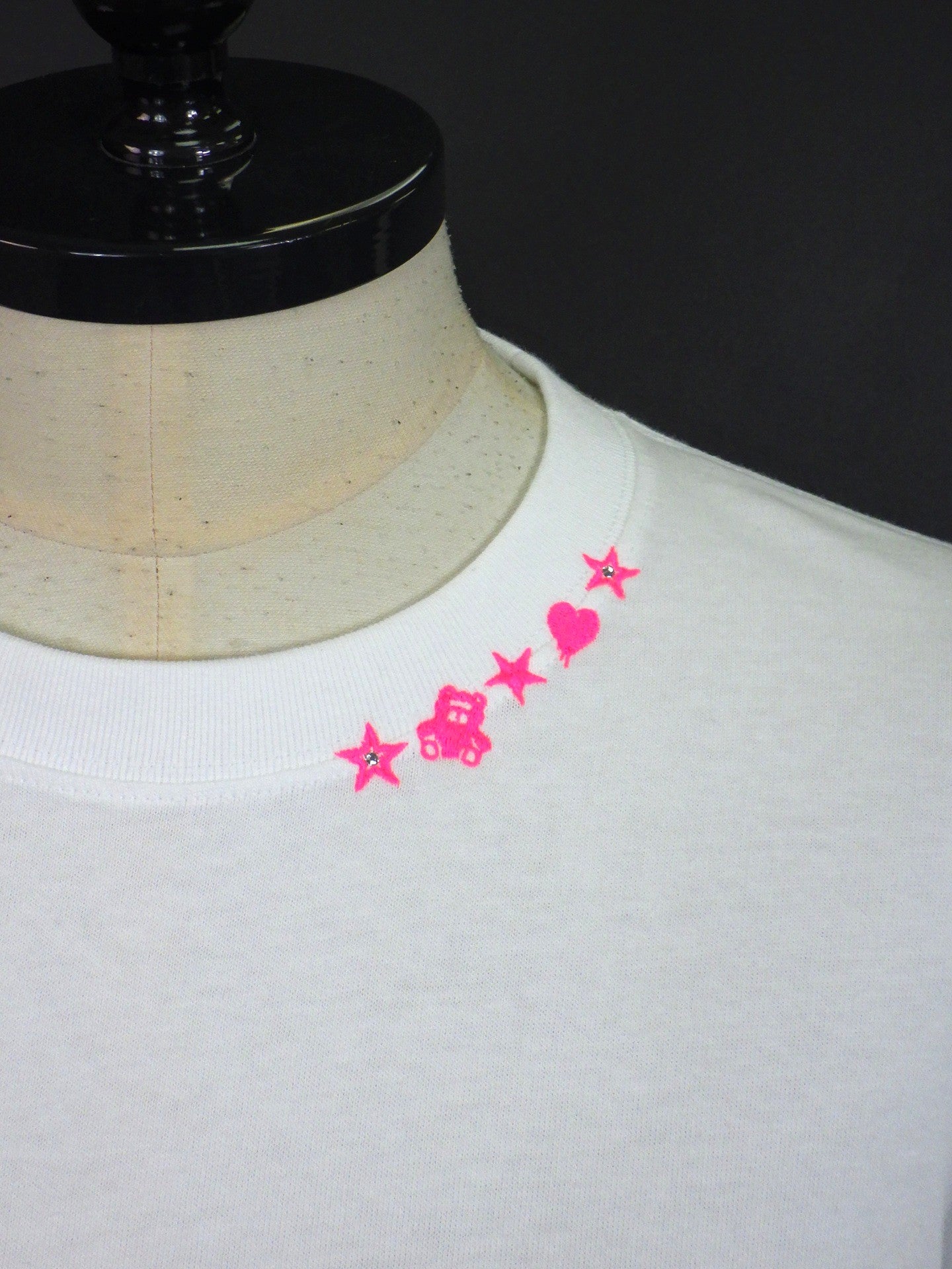 STUD MUFFIN　コットン天竺ワンポイント刺繡SSシャツ　614-02886-WH×PNK