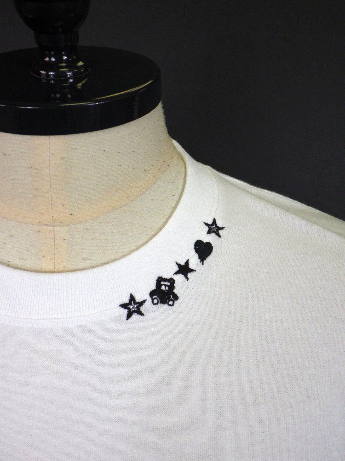 STUD MUFFIN　コットン天竺ワンポイント刺繡SSシャツ　614-02886-WH