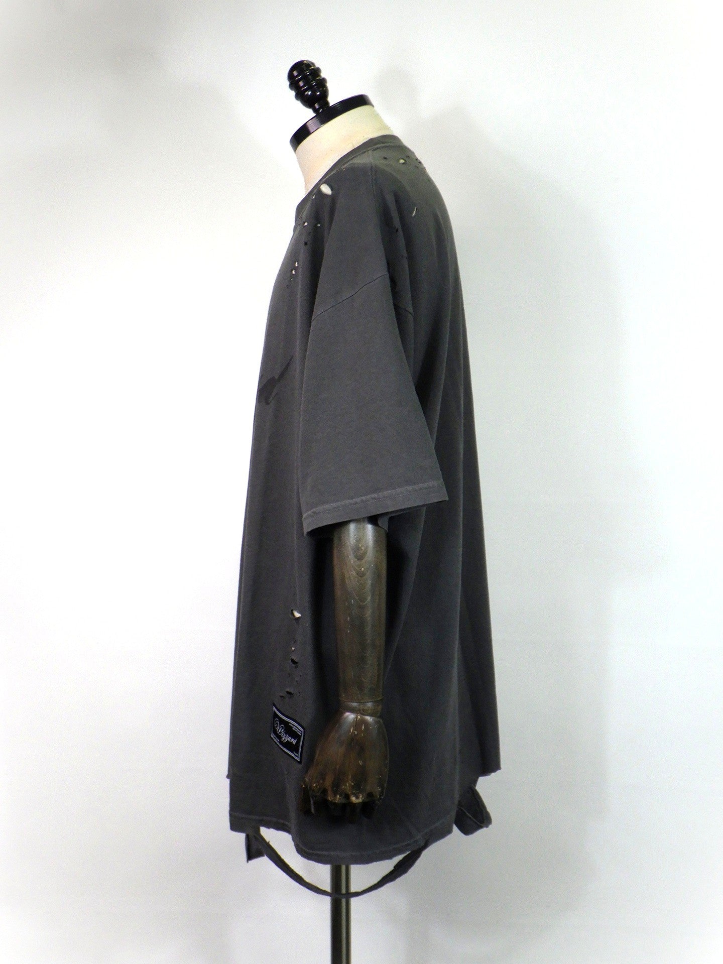 WIZZARD　ディストレスドグラフィックTシャツ　W26SS-GC050-CHACOAL